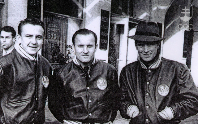 Hokejisti Augustin Bubník, Ladislav Troják a Bohumil Modrý na poslednej spoločnej fotografii z Paríža zo 7. novembra 1948. 