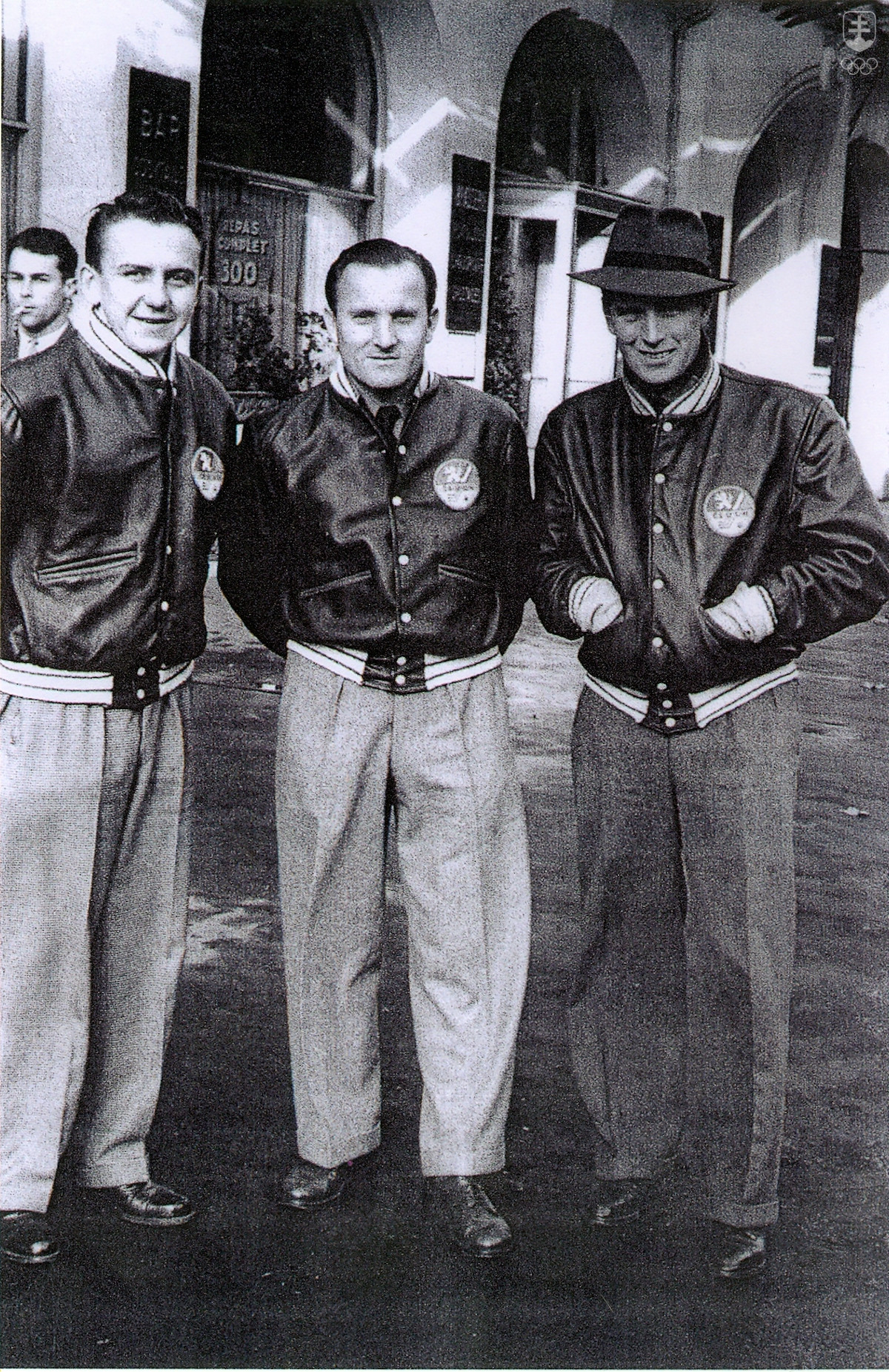 Hokejisti Augustin Bubník, Ladislav Troják a Bohumil Modrý na poslednej spoločnej fotografii z Paríža zo 7. novembra 1948. 