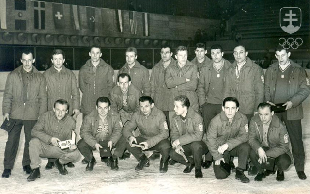 Bronzové družstvo hokejistov ČSSR z Innsbrucku 1964. Trio Slovákov v hornom rade - štvrtý sprava František Gregor, vpravo od neho Vladimír Dzurilla a celkom na kraji Jozef Golonka.